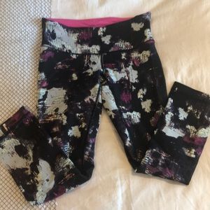 Lululemon Wunder under crops size 4